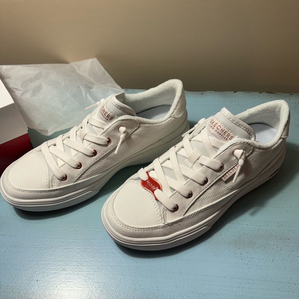 Skechers arch fit Arcade ladies sneakers, white, 8.5M, new, never worn!